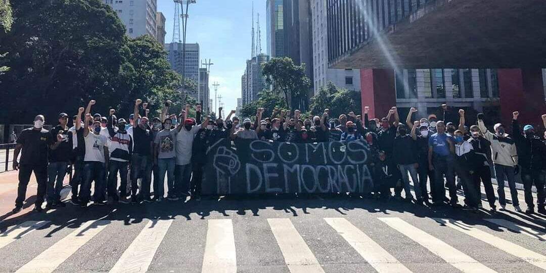 Foto dos torcedores do Corinthians que participaram na primeira ação das torcidas antifascistas em S. Paulo