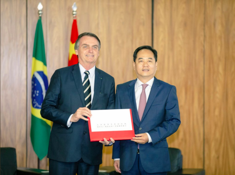 Yang Wanming e Bolsonaro: relação azedou. Foto de Fórum Brasil-China
