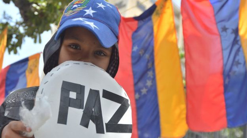 Fotografia: académicos, intelectuais e ativistas sociais apelam, à escala latino-americana e internacional, ao fim da violência e ao “diálogo político e social” na Venezuela, 2017.