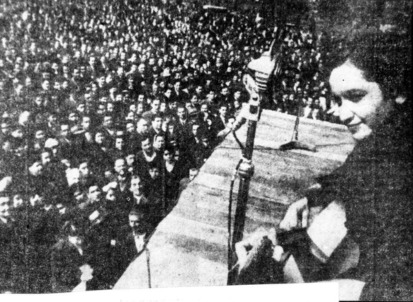 Violeta Parra em ato político da revista El Siglo, 1948 – Foto de fundacionvioletaparra.org 