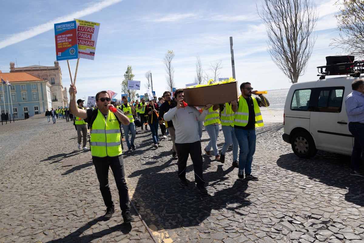 Manifestação entre o Terreiro do Paço e a sede da EDP em Lisboa
