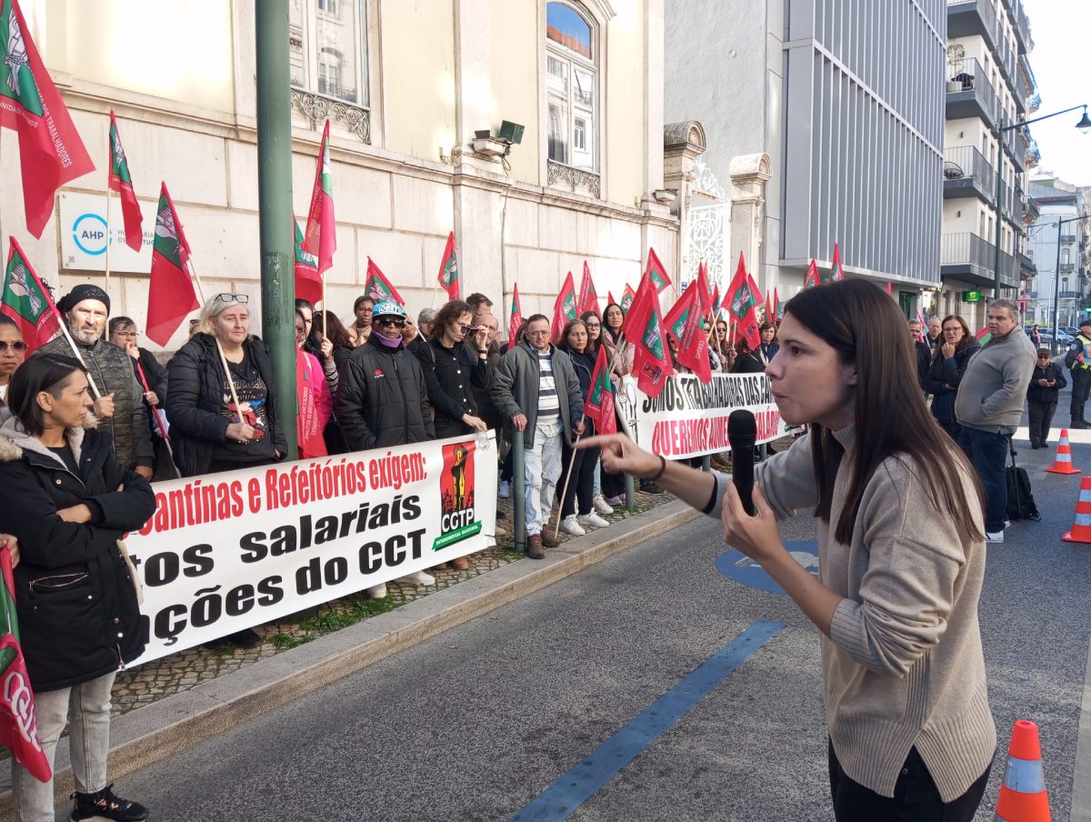 Mariana Mortágua no protesto das trabalhadoras das cantinas. 