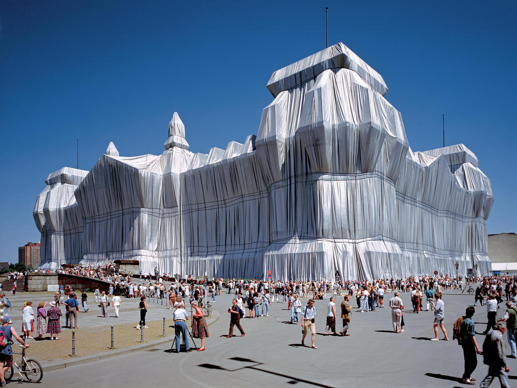 Wrapped Reichstag, obra de Christo e Jeanne-Claude em 1995, foto de Wolfgang Volz